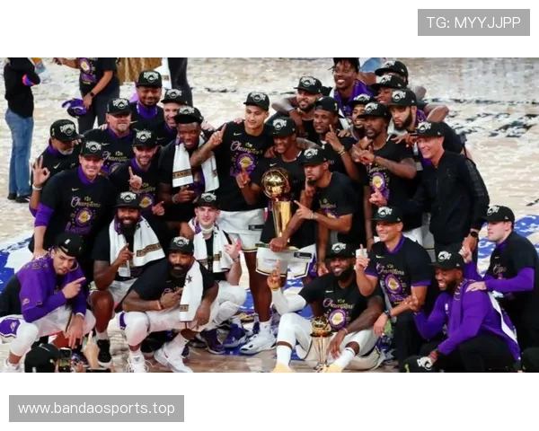 湖人再度荣登巅峰 高举奖杯的瞬间定将载入史册 湖人再度荣登巅峰 高举奖杯的瞬间定将载入史册